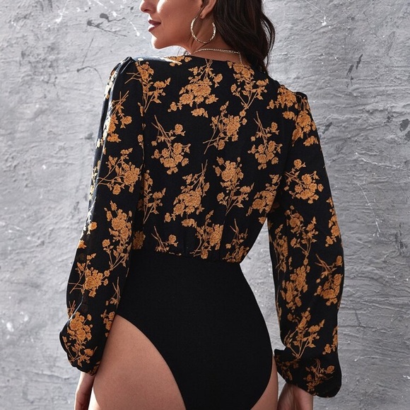 🌟Host Pick🌟SHEIN Surplice Neck Bishop Sleeve Floral Print Bodysuit - Picture 3 of 9